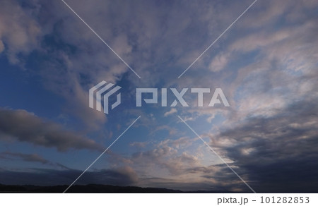 多様な雲が現れた春の朝空・超広角・空主体・230403am 101282853