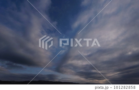 多様な雲が現れた春の朝空・超広角・空主体・230403am 101282858