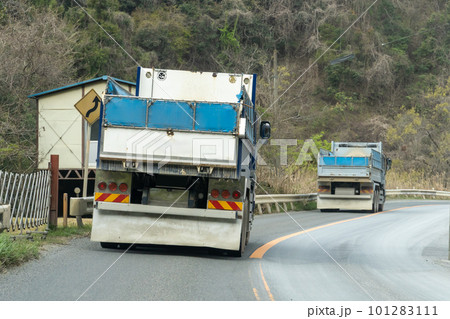 大型ダンプ　山間走行イメージ 101283111