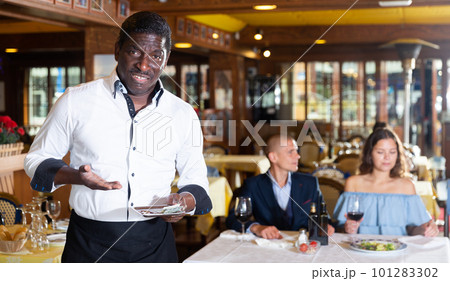 Waiter expressing displeasure with small tip 101283302