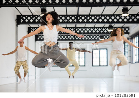 Group of peoplt enjoying dance class 101283691