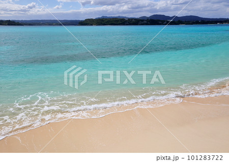 沖縄県国頭郡今帰仁村　古宇利島のビーチから眺める古宇利ブルーの海 101283722