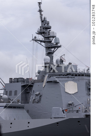 横須賀港に停泊しているイージス護衛艦 101283748