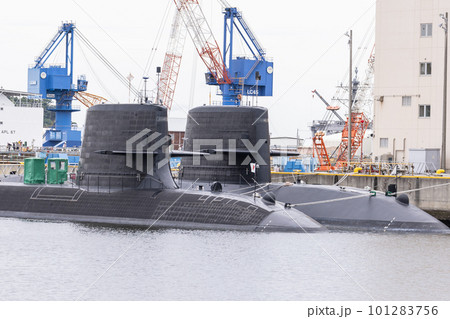横須賀に停泊している自衛隊の潜水艦 101283756
