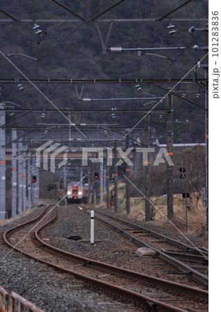 下石見信号場を通過する381系特急やくも_2023/3/17撮影 101283836