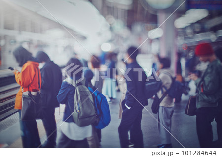 電車を待つ人々 ぼかしイメージ 101284644