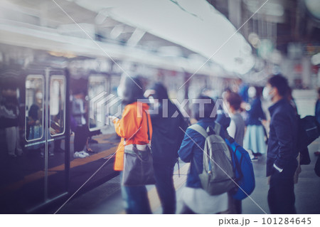 電車を利用する人々 ビジネスイメージ 101284645