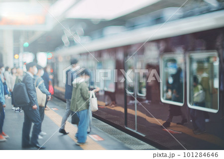 電車を利用する人々 ビジネスイメージ 101284646