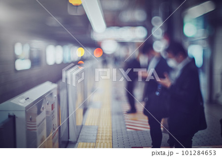 プラットホームとビジネスマン ぼかしイメージ 101284653