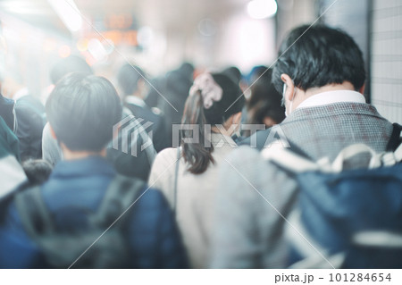 歩行者の後ろ姿 ビジネスイメージ 101284654