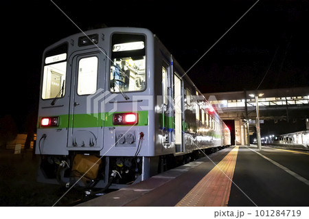 深夜の駅に停まるキハ143形 101284719