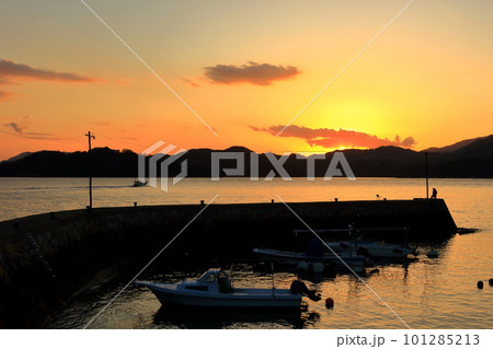 夕暮れ時の 小さな島の小さな港 101285213