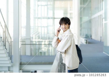 スマートフォンで通話する若い男性 101285263