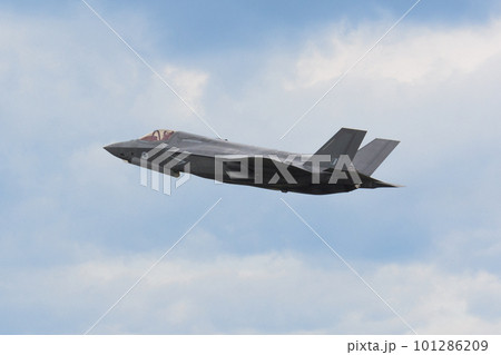 イギリス空軍F-35BライトニングⅡ離陸 101286209