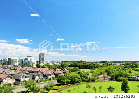 爽やかな夏の青空と街の風景 爽やかな夏の青空と街の風景 101286293