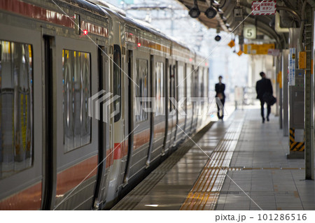 JR名古屋駅のホームで歩く乗客の後ろ姿と電車の風景 JR名古屋駅のホームで歩く乗客の後ろ姿と電車の風景 101286516