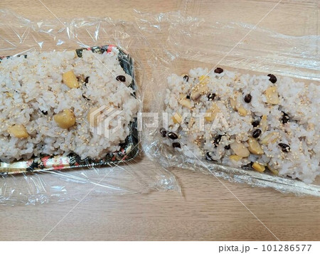 家庭で炊いた栗入りのお赤飯 家庭で炊いた栗入りのお赤飯 101286577