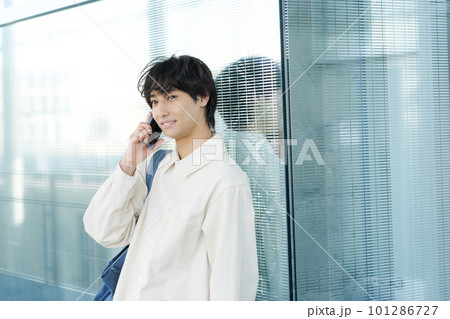 スマートフォンで通話する若い男性 101286727