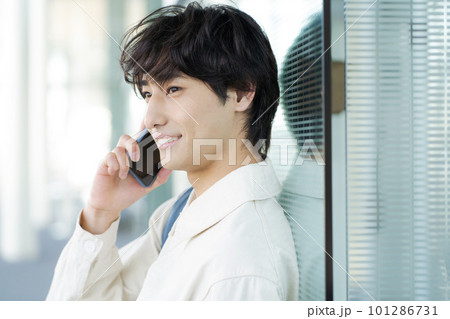 スマートフォンで通話する若い男性 スマートフォンで通話する若い男性 101286731