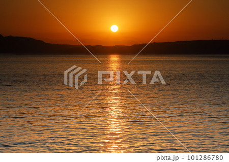 沖縄県国頭郡今帰仁村　古宇利島と沖縄本島方面の屋我地島を結ぶ古宇利大橋から古宇利ブルー越しの朝陽 101286780