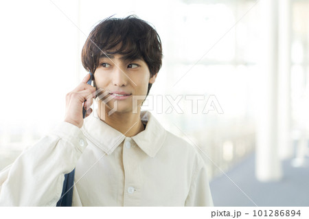 スマートフォンで通話する若い男性 101286894