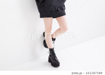 黒いワンピースを着た女性の足元 黒いワンピースを着た女性の足元 101287389