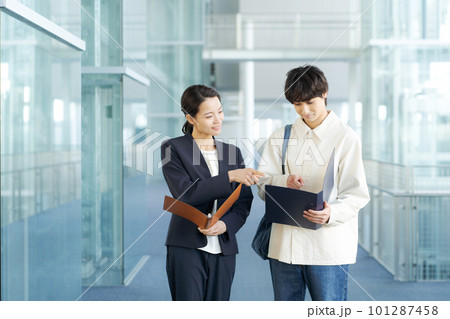 スーツ姿の女性と20代男性のポートレート スーツ姿の女性と20代男性のポートレート 101287458