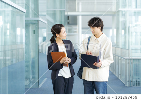 スーツ姿の女性と20代男性のポートレート 101287459
