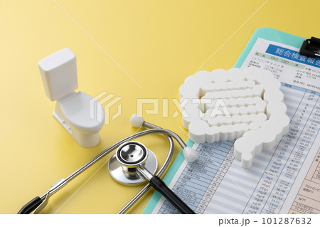 医療イメージ写真　腸　聴診器　トイレ　血液検査　 101287632