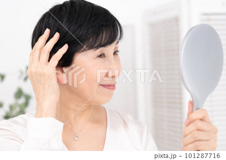 髪を触る女性　ヘアケア　ミドル　シニア 101287716