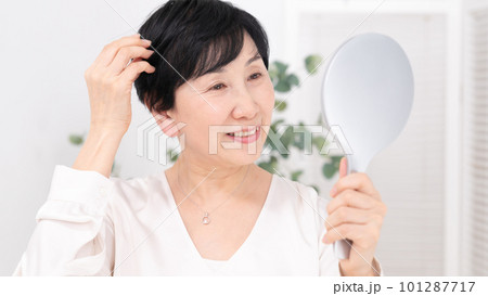 髪を触る女性 ヘアケア ミドル シニア 髪を触る女性 ヘアケア ミドル シニア 101287717