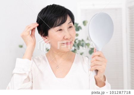 髪を触る女性　ヘアケア　ミドル　シニア 101287718