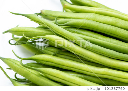 インゲン(サヤインゲン･三度豆)のアップ。(白バック) 101287760