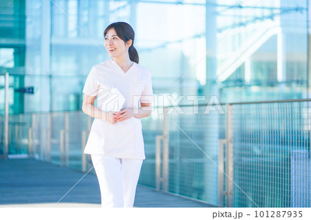 スクラブを着た女性 ポートレート スクラブを着た女性 ポートレート 101287935