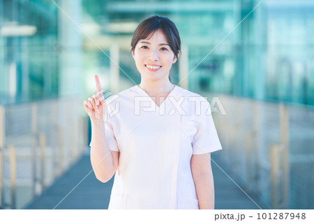 スクラブを着た女性 スクラブを着た女性 101287948
