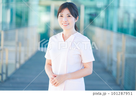スクラブを着た女性 スクラブを着た女性 101287951