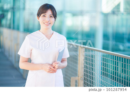 スクラブを着た女性 101287954