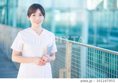 スクラブを着た女性 101287955
