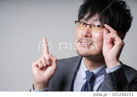 眼鏡のビジネスマン 101288231