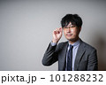 眼鏡のビジネスマン 101288232