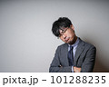 悩むビジネスマン 101288235