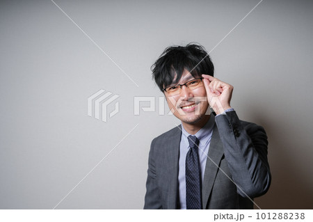 眼鏡のビジネスマン 101288238