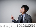 指を差すビジネスマン 101288239