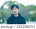 公園のパーカー男性 101288251