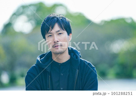 公園のパーカー男性 公園のパーカー男性 101288251