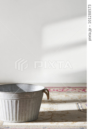 This room has a calm atmosphere with natural light. There are clay pots, glass bottles, coffee and various objects on the table. This room has a calm atmosphere with natural light. There are clay pots, glass bottles, coffee and various objects on the table. 101288573