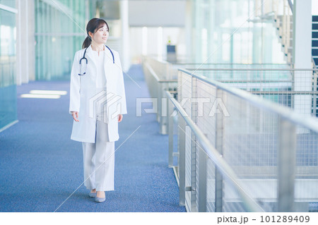 病院内を歩く白衣を着た女性医師 病院内を歩く白衣を着た女性医師 101289409