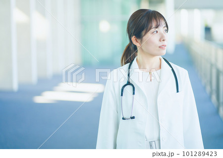 病院内を歩く白衣を着た女性医師 病院内を歩く白衣を着た女性医師 101289423