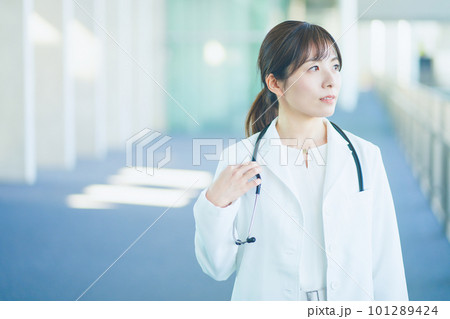 病院内を歩く白衣を着た女性医師 病院内を歩く白衣を着た女性医師 101289424