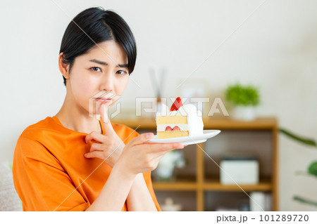 ケーキを我慢する若い女性 ケーキを我慢する若い女性 101289720